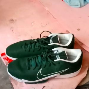 Selling a size 22 Nike zoom rize2